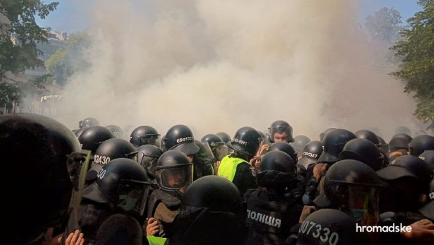 Акция протеста в Киеве: митингующие подрались с полицией, есть пострадавшие (видео)