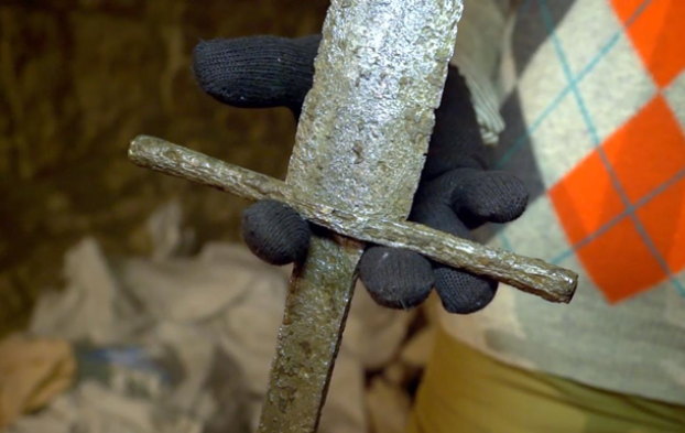 В подземелье Львова нашли средневековый меч