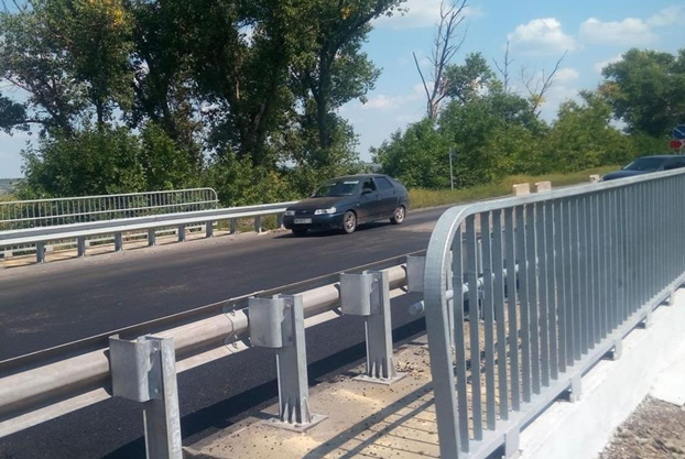 В Великоновоселовском районе отремонтировали мост 