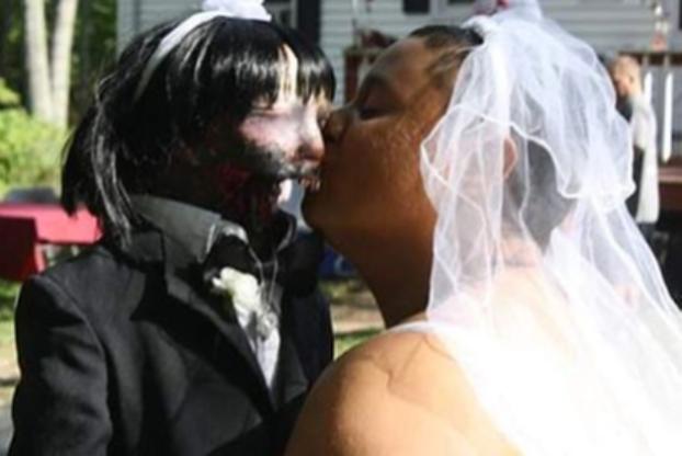 В США любительница фильмов ужасов вышла замуж за зомби-куклу
