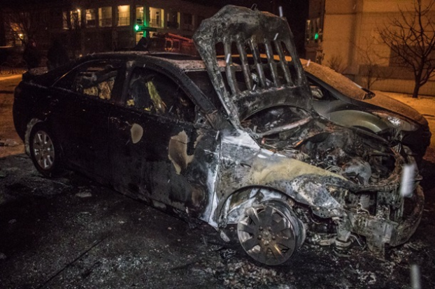 В Киеве во дворе дома сгорели два автомобиля