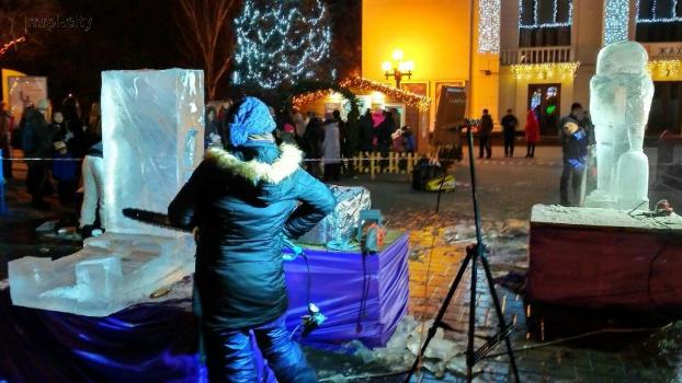 В Мариуполе на глазах у зрителей из льда вырезают сказочных героев