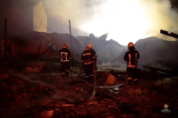 На Тернопольщине случился масштабный пожар на складах зерновых