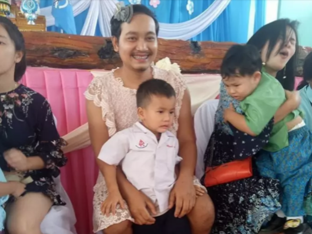 Отца-одиночку из Таиланда, надевшего на праздник женское платье, назвали «матерью года»