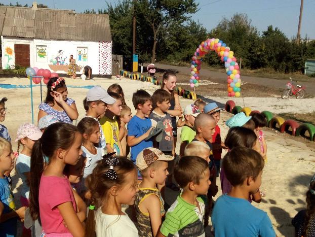 В Константиновке ветераны АТО создали детскую площадку