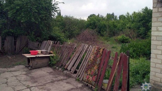 В Марьинском районе мужчина убил собутыльника, а труп спрятал в огороде сожительницы