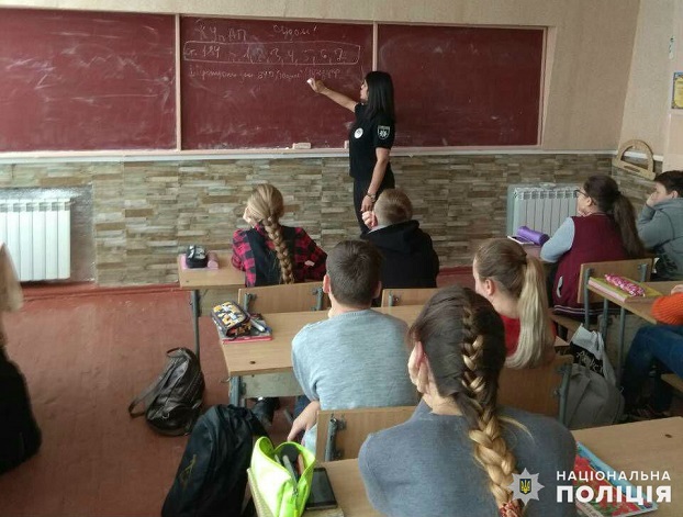В Славянске детей учат, как противостоять издевательствам в школе