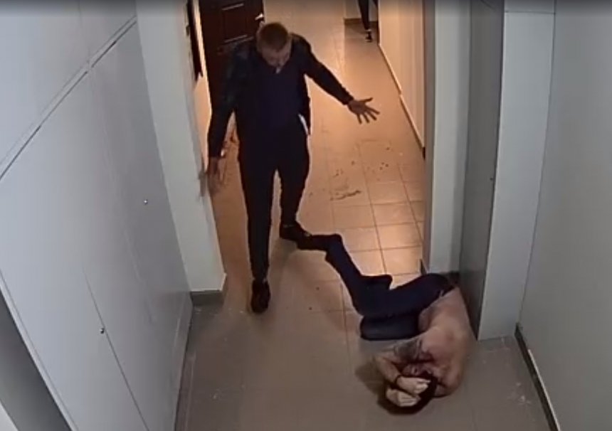 В Киеве мужчина избил соседа за громкую музыку