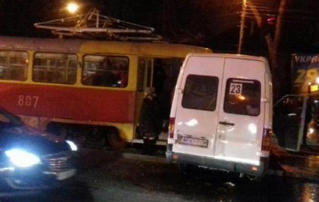 В Запорожье трамвай влетел в маршрутку: пострадали пять человек 