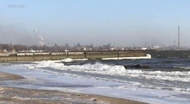 Шторм в Мариуполе: Азовское море замерзло, ветер обрывает провода