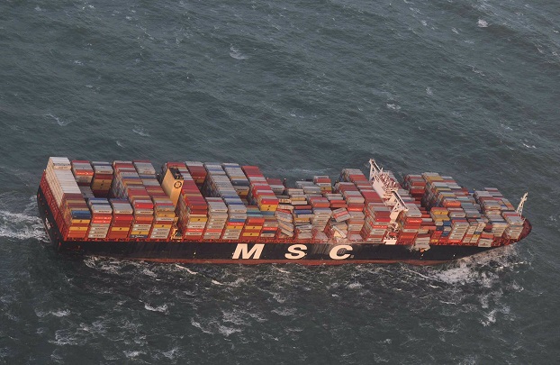 Во время шторма в Северном море грузовой корабль потерял 270 контейнеров