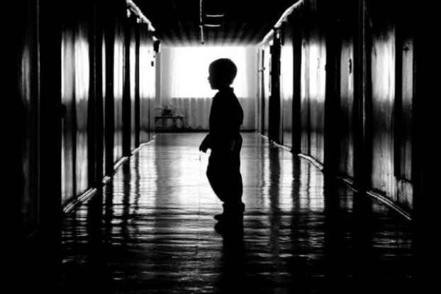 В Мариуполе 6-летний мальчик и его девятимесячный брат неделю жили одни в холодном доме