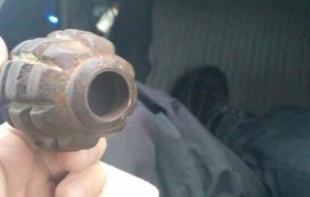 В Черкассах шестилетний ребенок разгуливал по улице с гранатой в руках