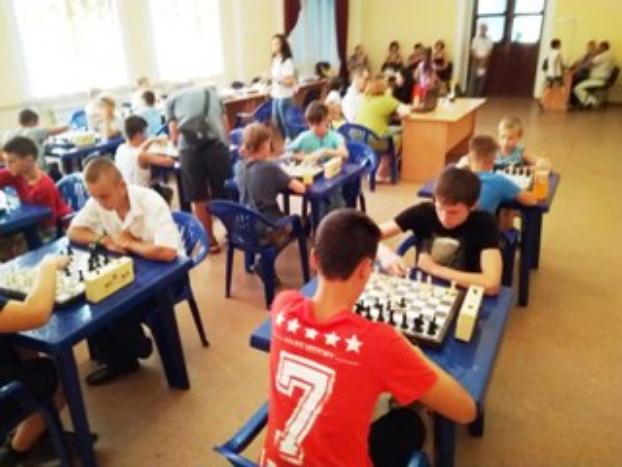 В Мариуполе в шахматы играют и молодежь, и ветераны