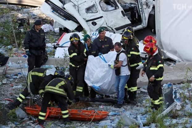 Появились уникальные кадры спасения украинки из-под завалов моста в Генуе