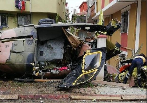 В Стамбуле на жилые дома упал военный вертолет: четверо погибших
