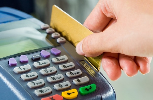 Принимать оплату по банковским картам могут обязать весь бизнес