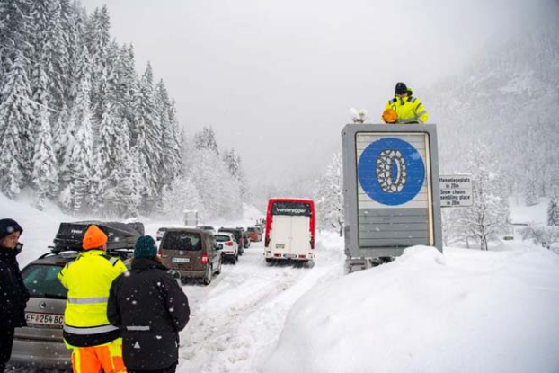 Снегопады в Европе: число жертв достигло 14 человек