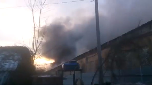 В Донецке горел завод по производству пакетов