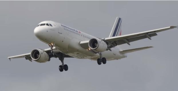 В Британии сильный ветер едва не сдул самолет Air France при посадке
