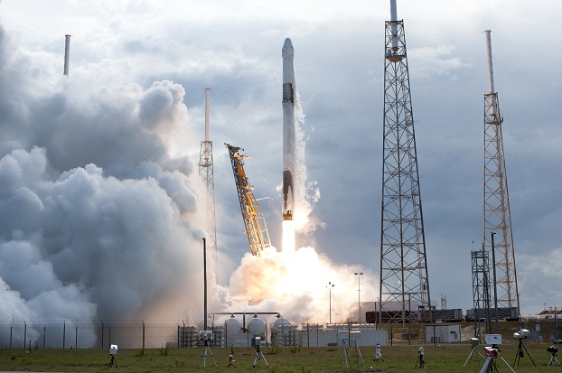 NASA запустило ракету Falcon 9 с грузом для МКС