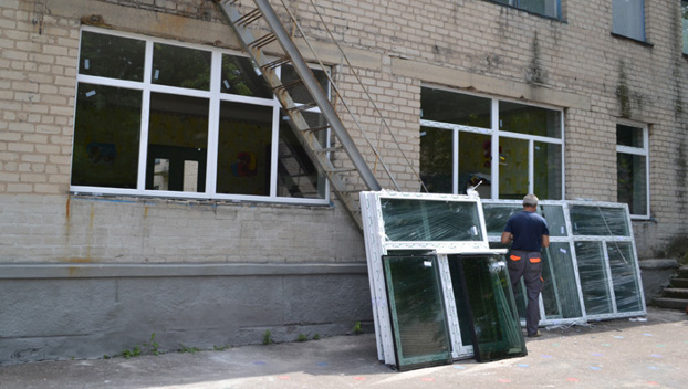 В учебных заведениях Покровска установили полторы тысячи новых окон