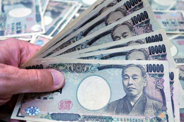 В Японии женщина вручила незнакомцу 10 тысяч долларов и исчезла