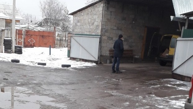 Житель Дружковки устроил автозаправку во дворе своего дома