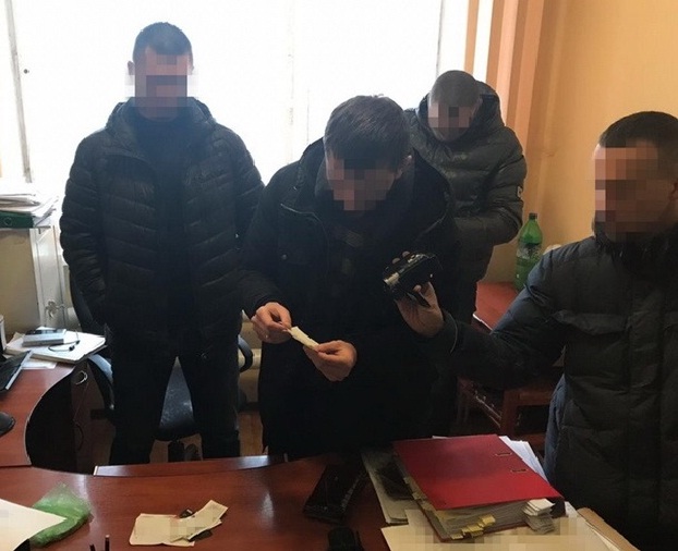 Во Львовской области следователя поймали на взятке