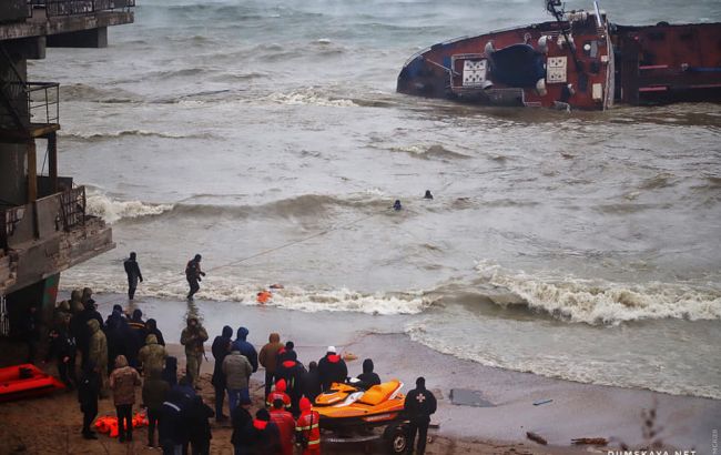 Авария танкера возле Одессы: содержание нефтепродуктов в море превышено в 157 раз