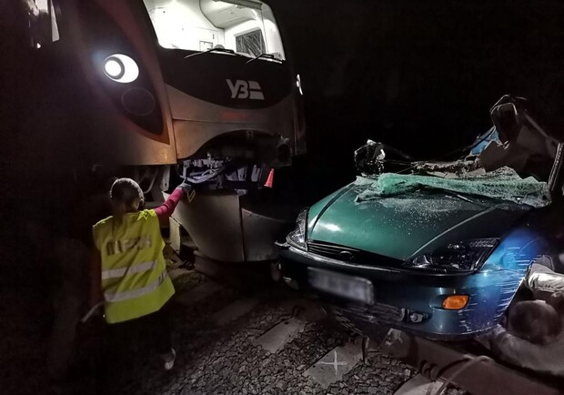 Застрял на путях: Поезд «Константиновка-Киев» протаранил авто, водитель погиб