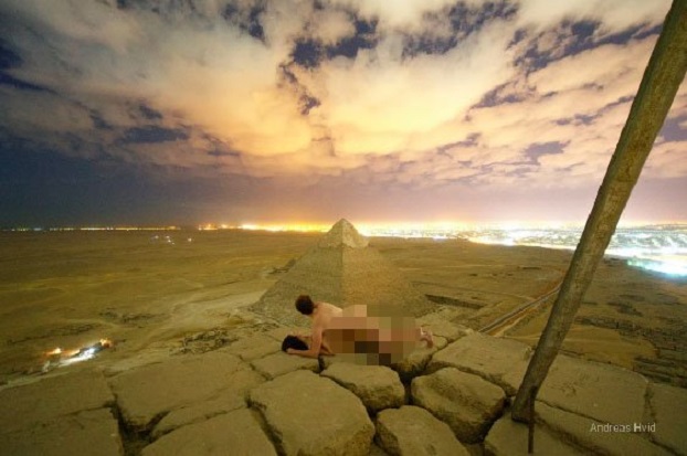 Двое туристов забрались на вершину пирамиды Хеопса и занялись там сексом