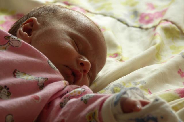 В Мариуполе новорожденную девочку нашли во дворе роддома