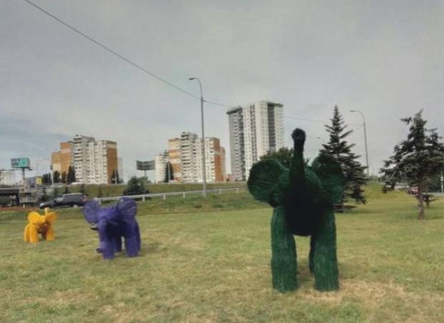 На Одесской площади столицы «поселилась» семья слонов