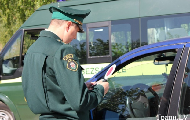 Пытался подкупить пограничника: в Латвии украинец получил 4300 евро штрафа