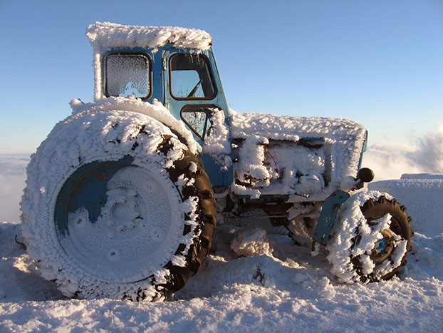 Чтобы счистить снег, мужчина угнал трактор 