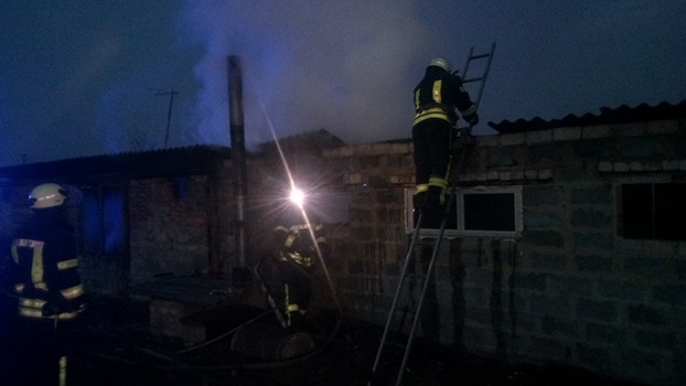 В Славянском районе загорелась хозпостройка с домашними животными