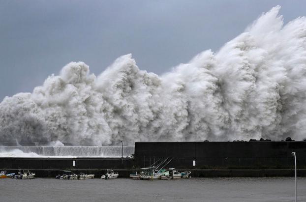 Мощный тайфун «Джеби» в Японии: фото разрушений