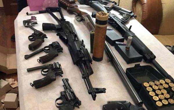 В Киеве у мужчины изъяли арсенал оружия