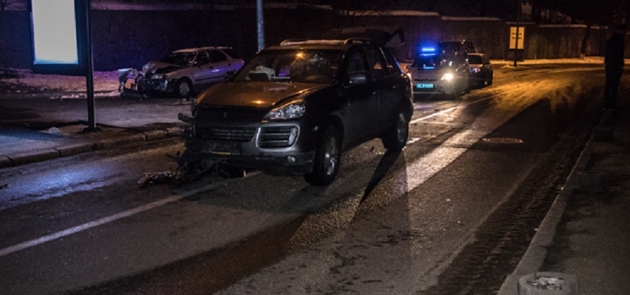 В Киеве неизвестные на Porsche с мигалками устроили гонки с полицией и попали в ДТП