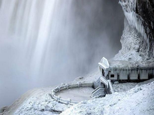 Иллюзия застывшей воды Ниагарского водопада привлекает туристов и зимой