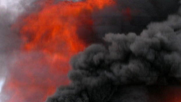 Мирноград: мужчина пытался самостоятельно потушить пожар и сильно обгорел