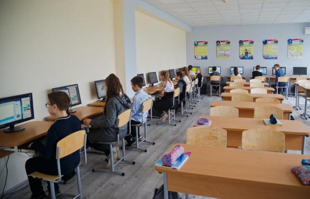 Мариупольские металлурги подарили школе № 5 новый класс информатики