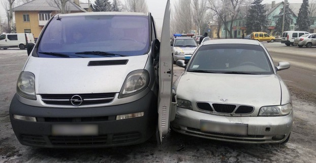 В Доброполье автомобиль сбил мужчину, когда он садился за руль своего буса