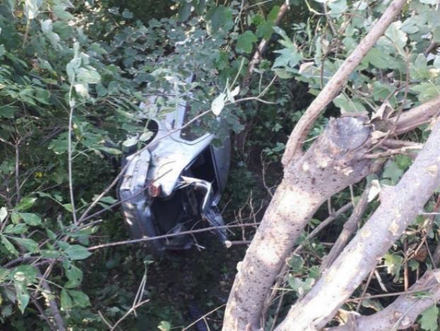 Угонщик авто на похищенной машине слетел с моста в Черновцах 