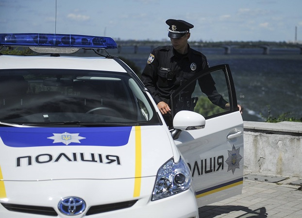 Без документов, пьяный и с наркотиками в салоне авто: мариупольские патрульные задержали нарушителя 