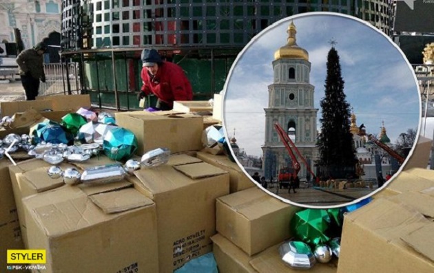 В Киеве начали разбирать главную елку страны