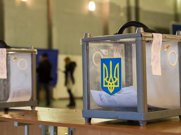 На Луганщине гражданин швырял бюллетень в членов избирательной комиссии