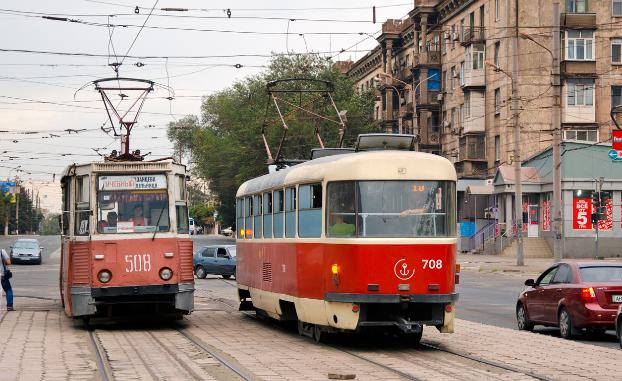 В Мариуполе водитель «Газели» сбил пассажиров, выходящих из трамвая