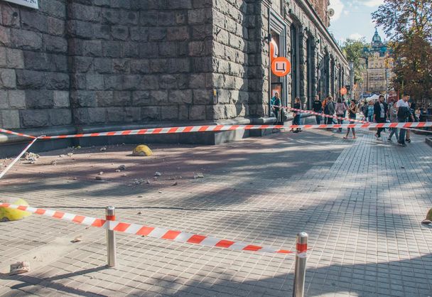 В центре Киева на тротуар обвалились фрагменты балкона исторического здания 